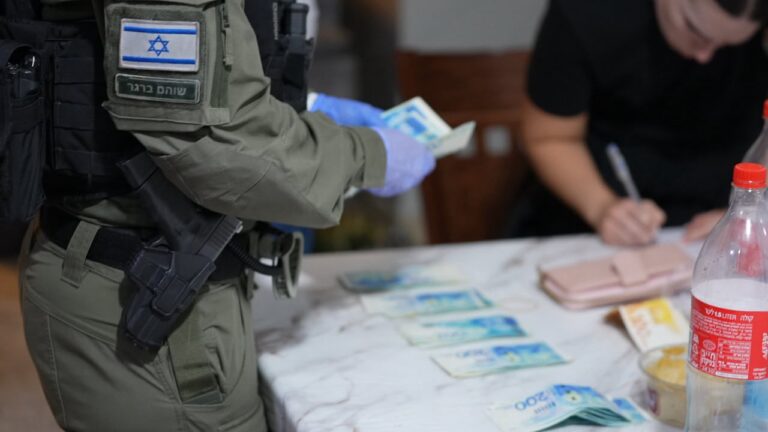 כוחות המשטרה ומג"ב במהלך פשיטה במסגרת חקירת פרוטקשן באזור באר שבע