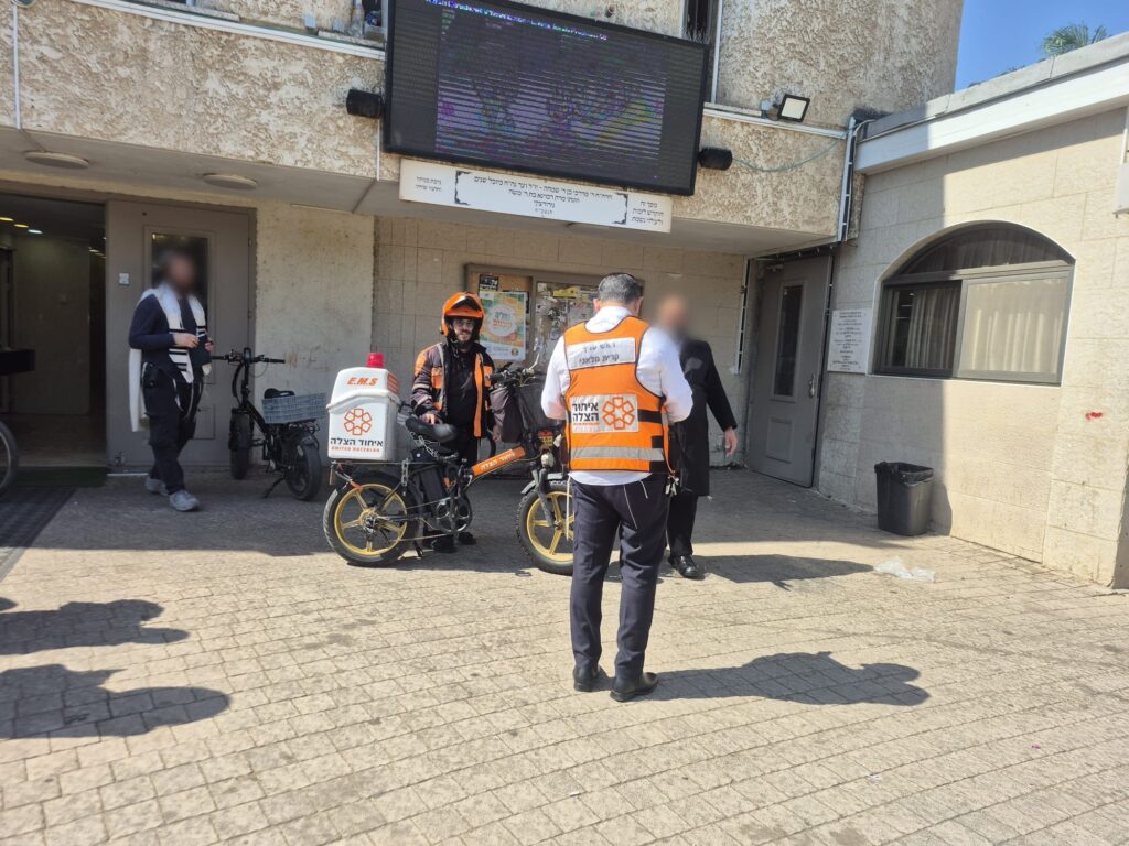 מתנדבי איחוד הצלה סמוך לבית הכנסת בקריית מלאכי לאחר שהעניקו טיפול רפואי לגבר שהתמוטט בזמן תפילה