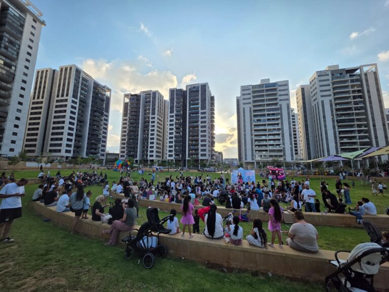 משפחות וילדים באירוע פתיחת קיץ 2026 של עיריית רמלה