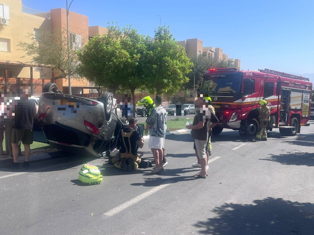 רכב הפוך וכוחות הצלה בזירת התאונה באילת